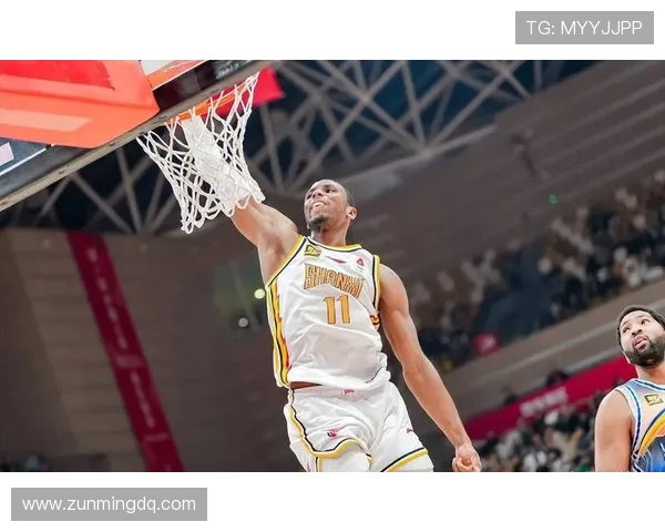 爱德华兹上半场表现抢眼12投7中三分球6投3中贡献全面数据17分2篮板3助攻2抢断1盖帽